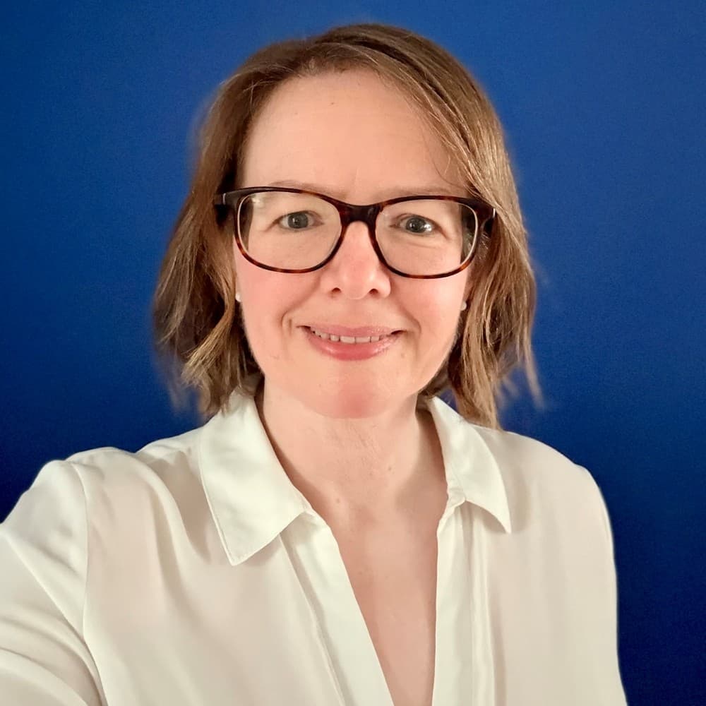 Headshot of Ceri Hogg.